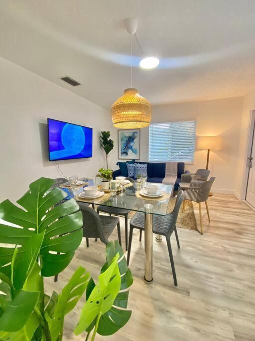 Beautiful & Relax Family House 2/1- Free Parking Villa ไมอามี ภายนอก รูปภาพ