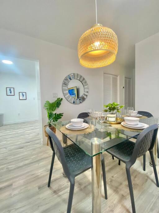 Beautiful & Relax Family House 2/1- Free Parking Villa ไมอามี ภายนอก รูปภาพ